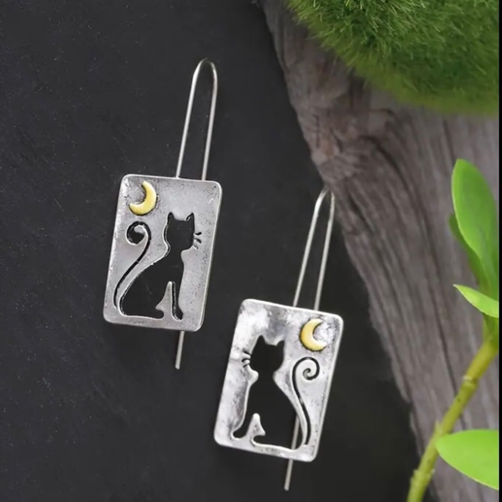 š“ Sitting Cat Cut Out Earrings - Picture 1 of 6